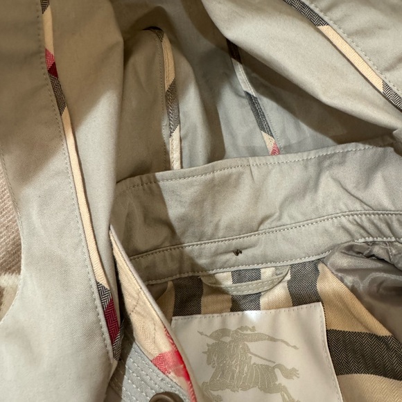 Burberry kids trench coat 
Excellent condition 
Size 18 months - Picture 4 of 5